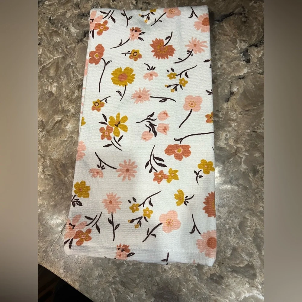Kitchen Towels  Floral 2 Pack  NWT